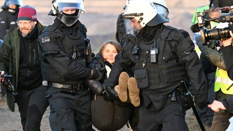 Policiais retiram a ativista climática Greta Thunberg (C), que participava de uma manifestação contra a expansão de uma mina de carvão na cidade de Luetzerath, na Alemanha, em 17 de janeiro de 2023 - dpa/AFP