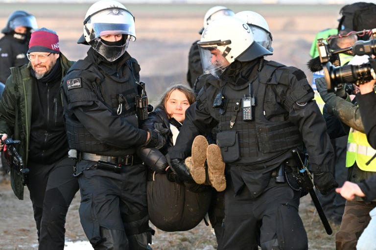 Policiais retiram a ativista climática Greta Thunberg (C), que participava de uma manifestação contra a expansão de uma mina de carvão na cidade de Luetzerath, na Alemanha, em 17 de janeiro de 2023 - dpa/AFP