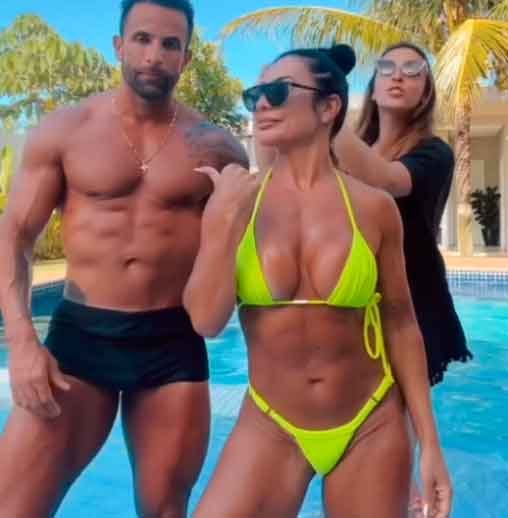 Scheila Carvalho se desequilibra e leva tombo hilário. Foto: Reprodução Instagram