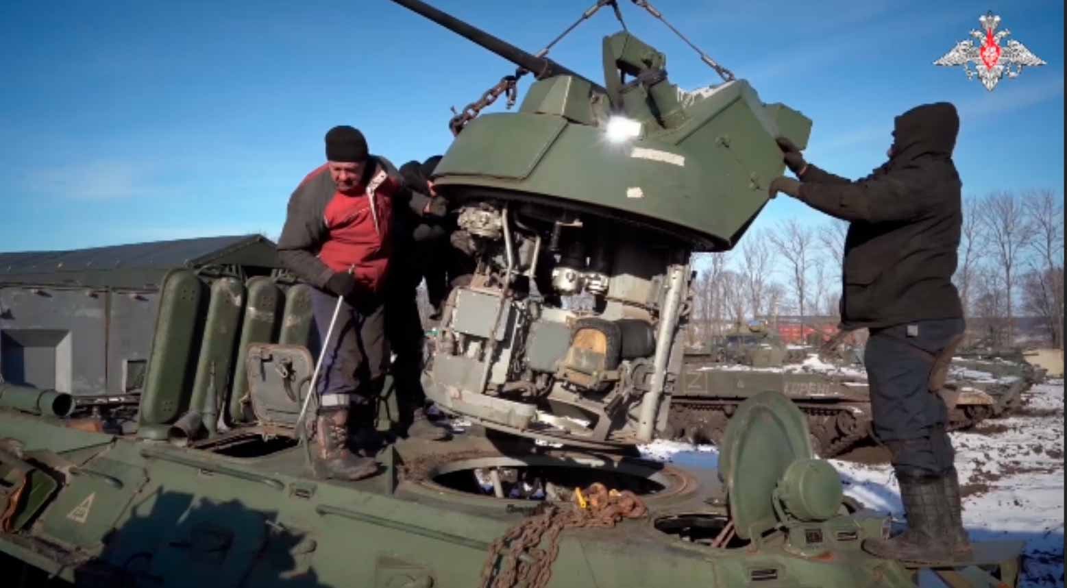 VÍDEO: Como são reparados os tanques e outros equipamentos militares entre as batalhas na guerra da Ucrânia 8 VÍDEO: Como são reparados os tanques e outros equipamentos militares entre as batalhas na guerra da Ucrânia