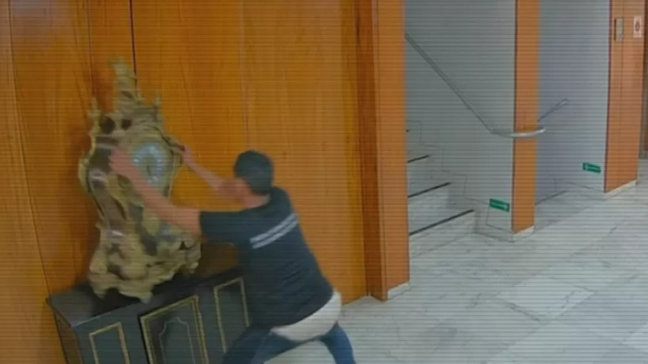Homem que destruiu relógio do século XVII no Palácio do Planalto é preso