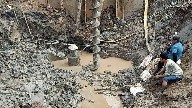 Socorristas tentam salvar menino que caiu em poço de 35 metros no Vietnã