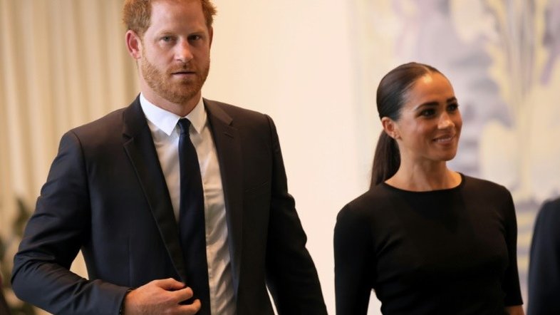 Príncipe Harry deseja se 'reconectar' com o pai, mas não vê 'vontade de reconciliação'