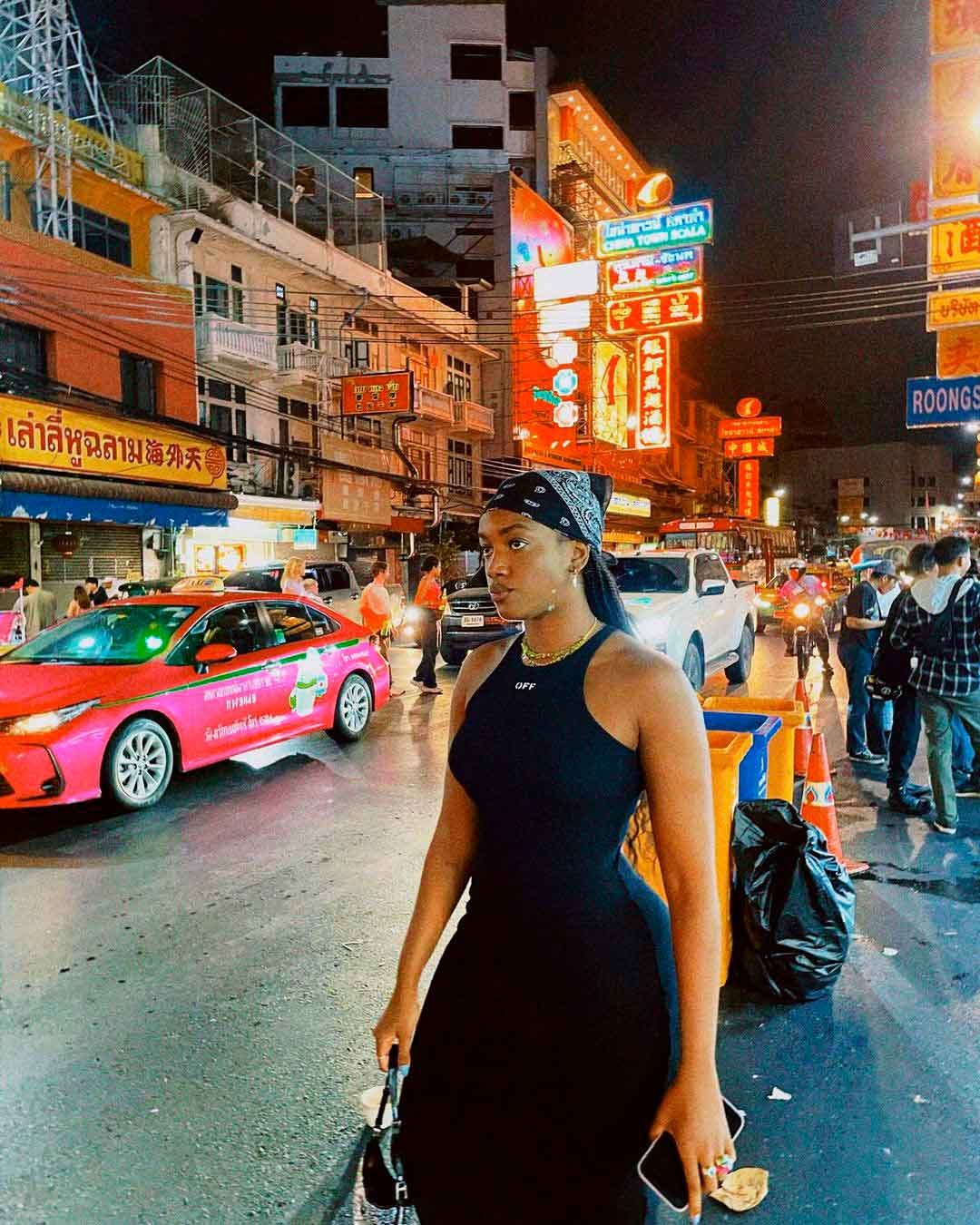 VÍDEO: Iza visita Bangkok e mostra sua culinária bizarra, tem até escorpião no espeto 6 Iza visita Bangkok e mostra sua culinária bizarra, tem até escorpião no espeto