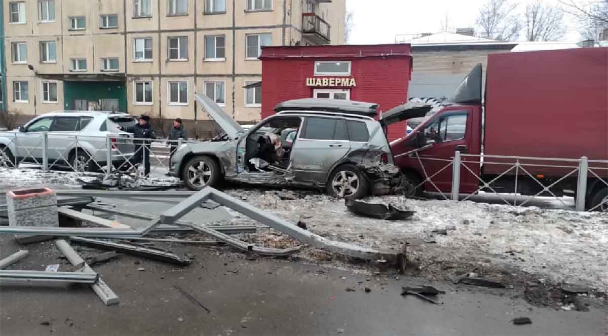 VÍDEO: Perseguição em alta velocidade na Rússia resulta em vários veículos destruídos 5 VÍDEO: Perseguição em alta velocidade na Rússia resulta em vários veículos destruídos