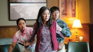 ORIENTAL Michele Yeoh (ao centro): Tudo em Todo Lugar ao Mesmo Tempo recebeu onze indicações