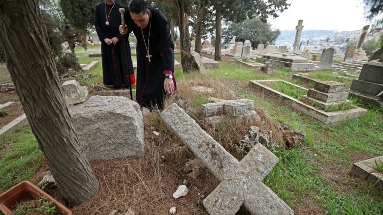 Dezenas de túmulos cristãos são profanados em Jerusalém
