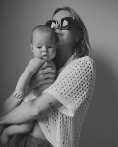 Isabella Scherer abre álbum de fotos com filhos gêmeos