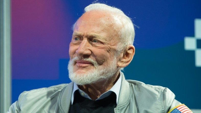 Buzz Aldrin, segunda pessoa a pisar na Lua, casa aos 93 anos