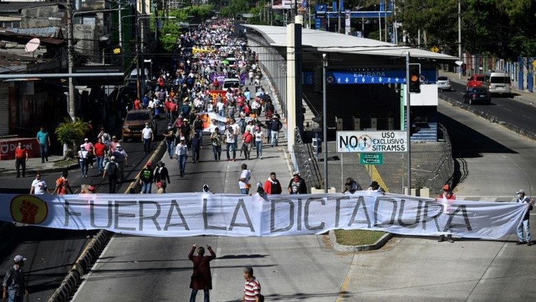 Salvadorenhos comemoram o fim da guerra civil e denunciam repressão