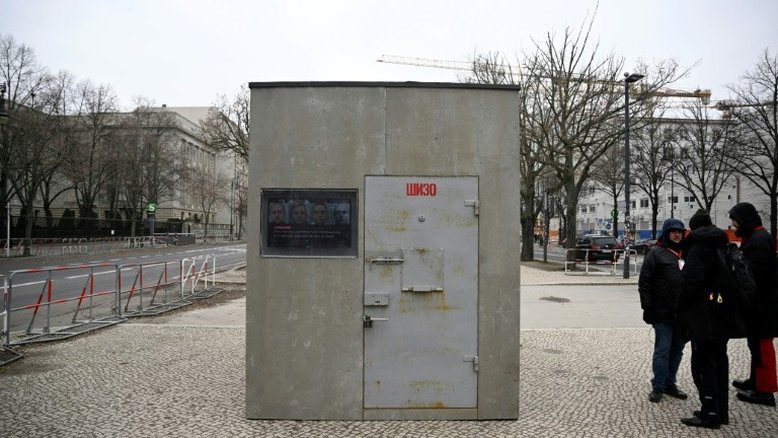 Réplica da cela de Navalny é exposta em Berlim
