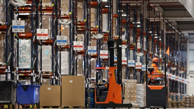 Amazon anuncia novas contratações e fechamento de depósitos no Reino Unido