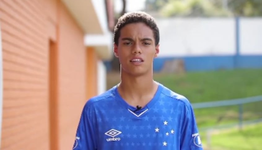 Filho de Ronaldinho faz testes no Barcelona, diz TV