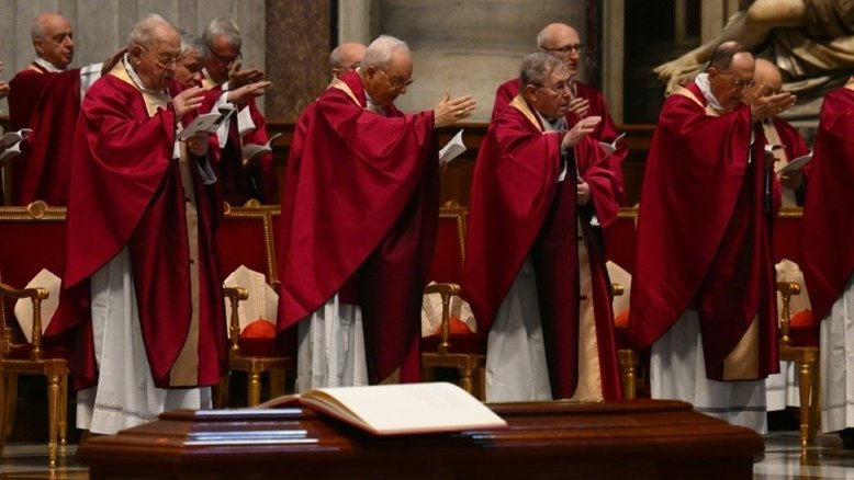Vaticano faz funeral para polêmico cardeal australiano George Pell