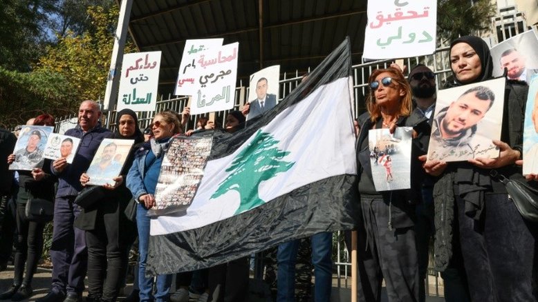 Familiares de vítimas de explosão se manifestam em Beirute