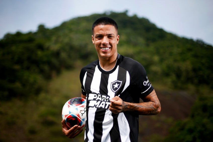 Botafogo anuncia a contratação do atacante Carlos Alberto, ex-América-MG