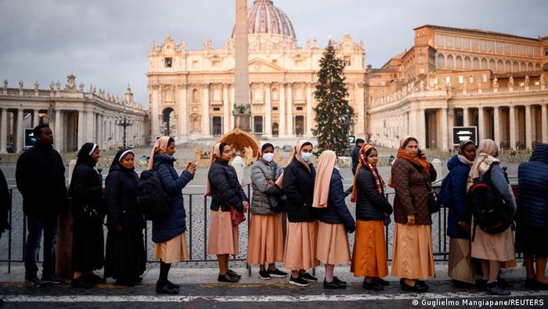 Velório de Bento 16 leva milhares de pessoas ao Vaticano