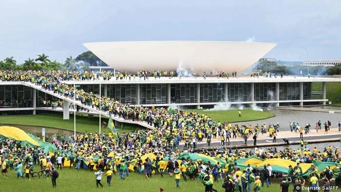 Bolsonaristas golpistas invadem e depredam sedes dos Três Poderes
