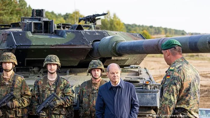 Alemanha autoriza envio de 14 tanques à Ucrânia