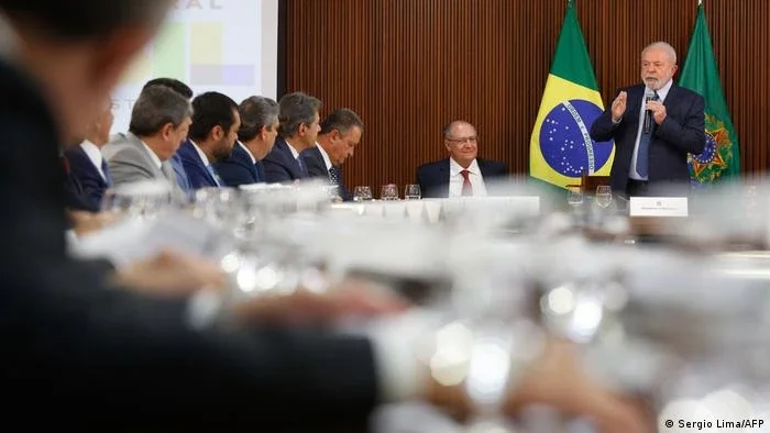 Lula e 27 governadores assinam carta em defesa da democracia