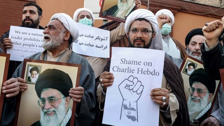 Iranianos protestam em frente à Embaixada da França em Teerã por caricaturas