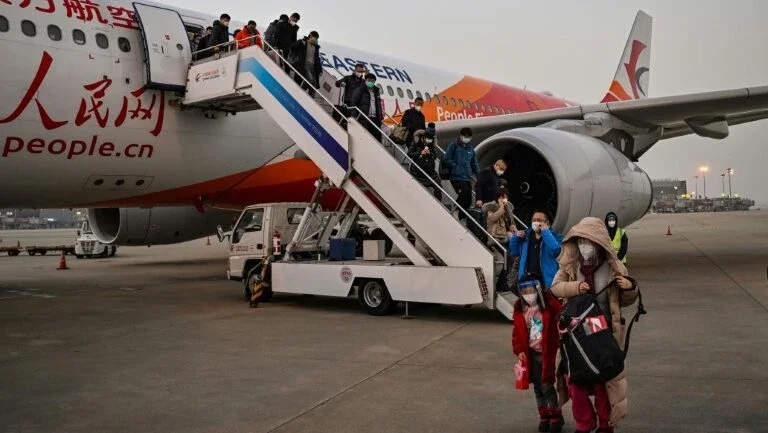 China levanta quarentenas para viajantes internacionais e encerra três anos de isolamento