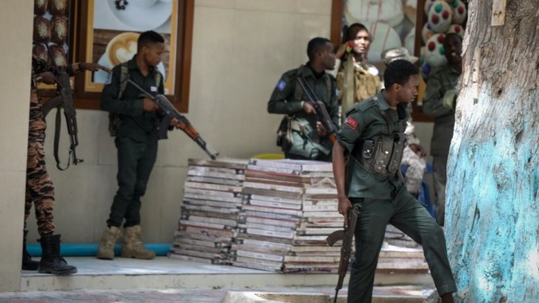 Explosão reivindicada pelo Al-Shabab atinge capital da Somália