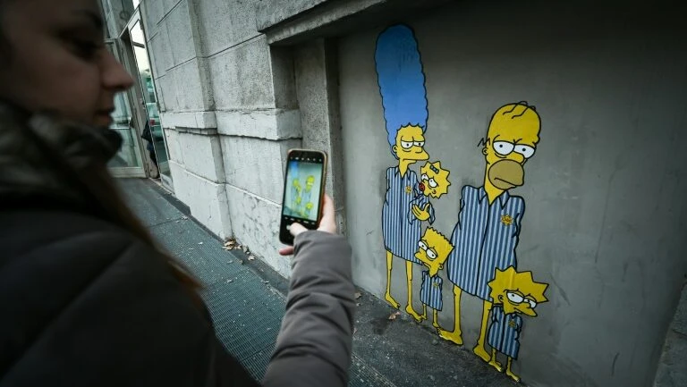 Murais em Milão mostram os Simpsons como vítimas do Holocausto