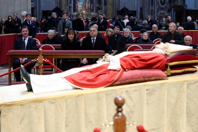 Francisco homenageia Bento XVI, 1º papa da era moderna a renunciar