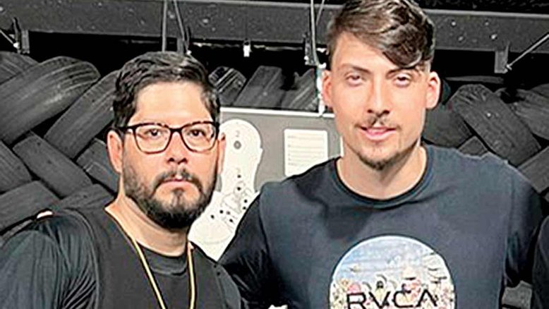 PARCEIROS Maciel Carvalho (à esq.) e Jair Renan Bolsonaro: instrutor de tiro do 04 poderá ser condenado a 19 anos de prisão
