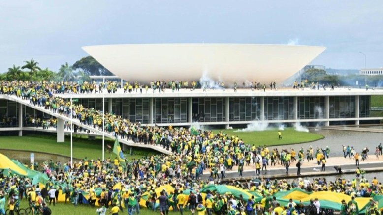 Bolsonaristas radicais invadem Congresso Nacional, STF e Palácio do Planalto - AFP