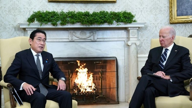 Biden e Kishida promovem papel militar mais forte do Japão na Ásia-Pacífico