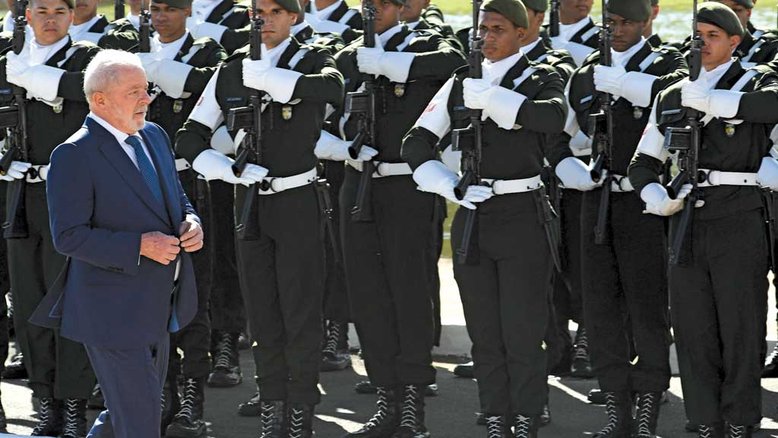 CONTINÊNCIA O presidente Lula passa tropas em revista durante a posse, no dia 1º de janeiro