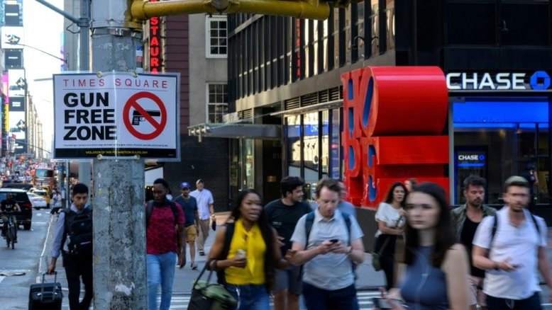 Suprema Corte dos EUA permite a Nova York vetar armas em lugares sensíveis