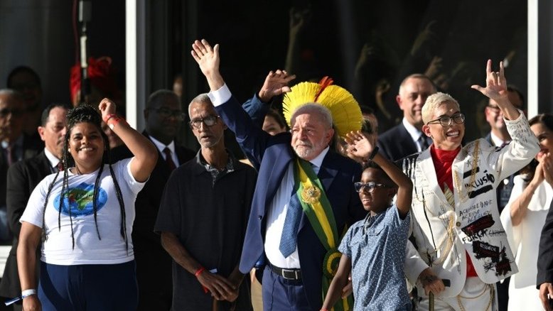 Saiba quem são os cidadãos que passaram a faixa para Lula
