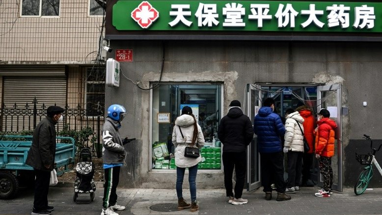 Chineses recorrem ao mercado paralelo em busca de remédios contra a covid