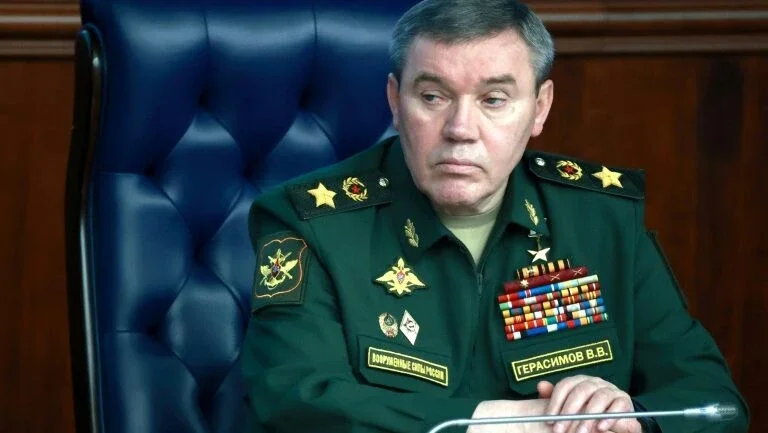 Tribunal internacional emite mandado de prisão contra ex-ministro de Putin