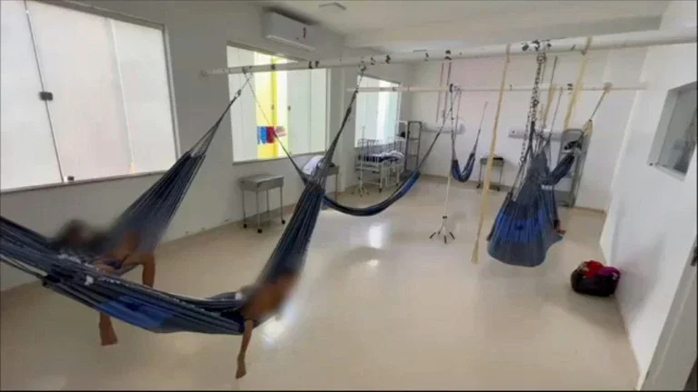 Crianças Yanomami desnutridas convalescem em hospital de Roraima