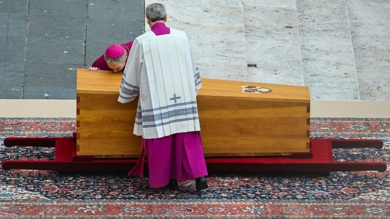Colaborador próximo de Bento XVI expõe tensões com Francisco