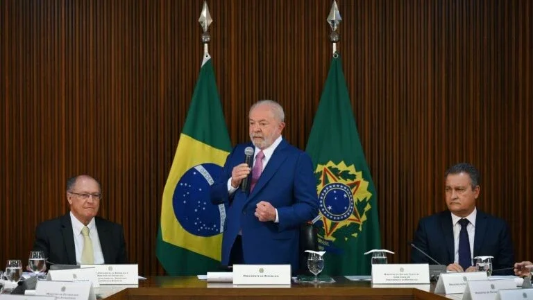 O presidente Lula (centro) durante a primeira reunião ministerial de seu governo no Palácio Planalto, em Brasília, em 6 de dezembro de 2023 - AFP