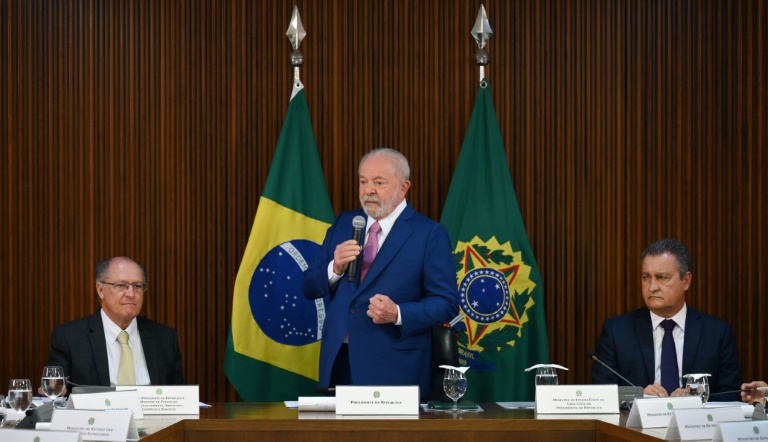 O presidente Lula (centro) durante a primeira reunião ministerial de seu governo no Palácio Planalto, em Brasília, em 6 de dezembro de 2023 - AFP