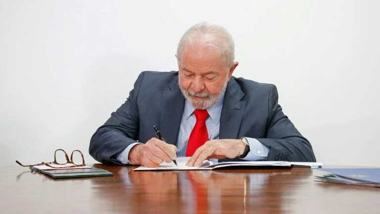 O presidente Luiz Inácio Lula da Silva assina um documento con novas medidas econômicas em Brasília, em 12 de janeiro de 2023 - AFP