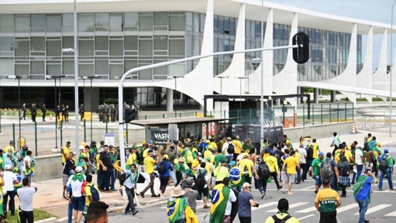 Bolsonaristas invadem Congresso, Palácio do Planalto e STF em Brasília