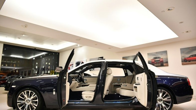 Alheia à crise, Rolls-Royce bate recorde de vendas