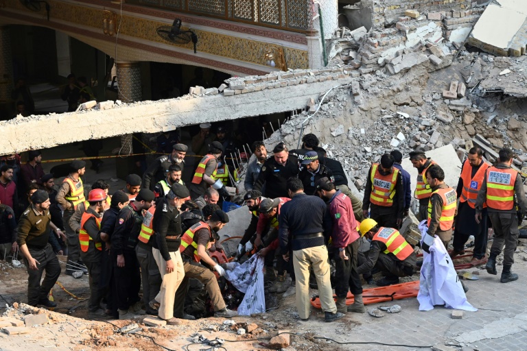 Atentado contra mesquita no noroeste do Paquistão deixou quase 90 mortos