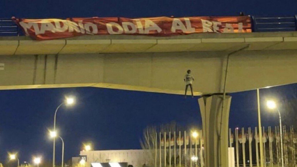 Torcedores do Atlético de Madrid simulam enforcamento de Vinicius Jr. antes de duelo contra o Real Madrid