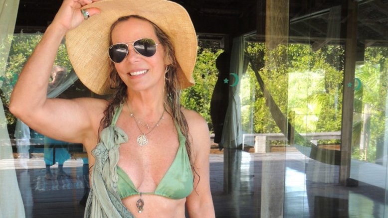 Aos 70, Bruna Lombardi surpreende com foto de biquíni
