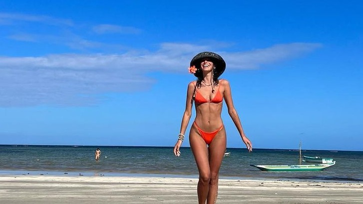 Com bolsa de R$ 11,5 mil, Bruna Marquezine compartilha fotos na praia: 'Saudades'