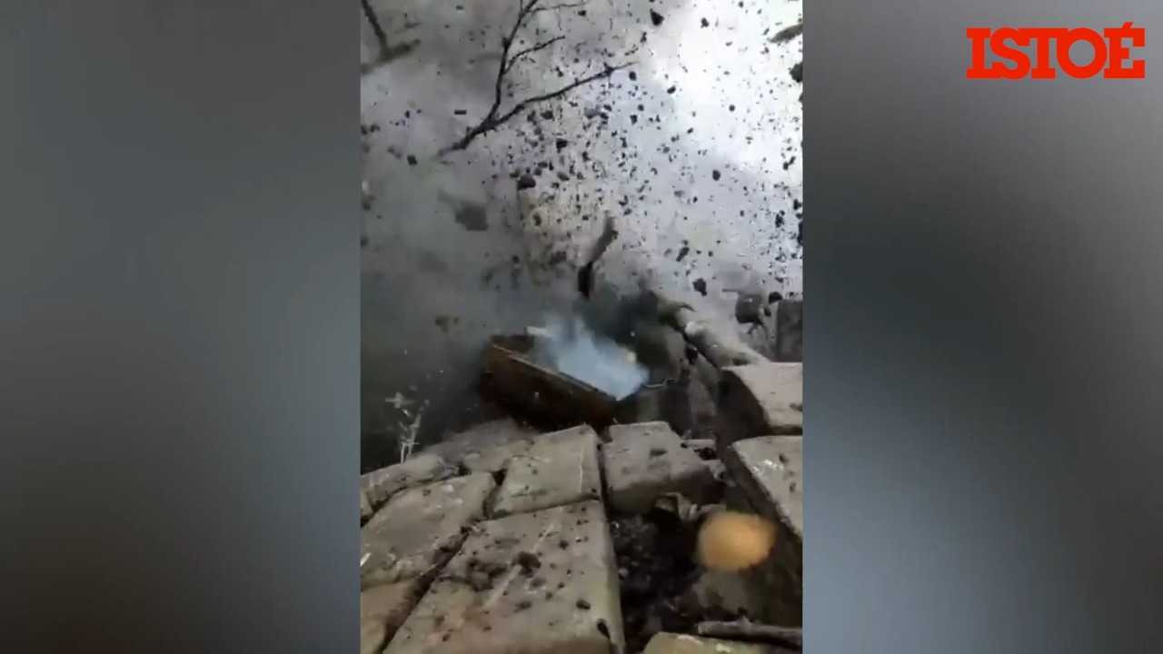 Câmera corporal mostra russos sendo bombardeados por ucranianos