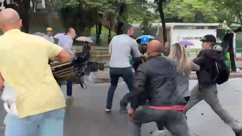 Vídeo: Bolsonaristas agridem jornalistas durante ação de desmonte de acampamento
